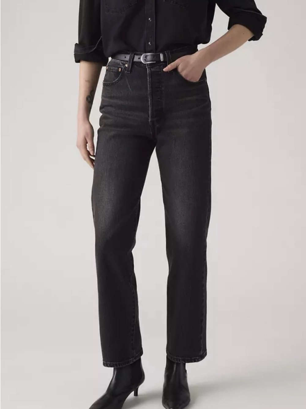 LEVIS RIBCAGE STRAIGHT ANKLE WOMEN'S JEANS. Size 29. Loom About - Medium Wash
